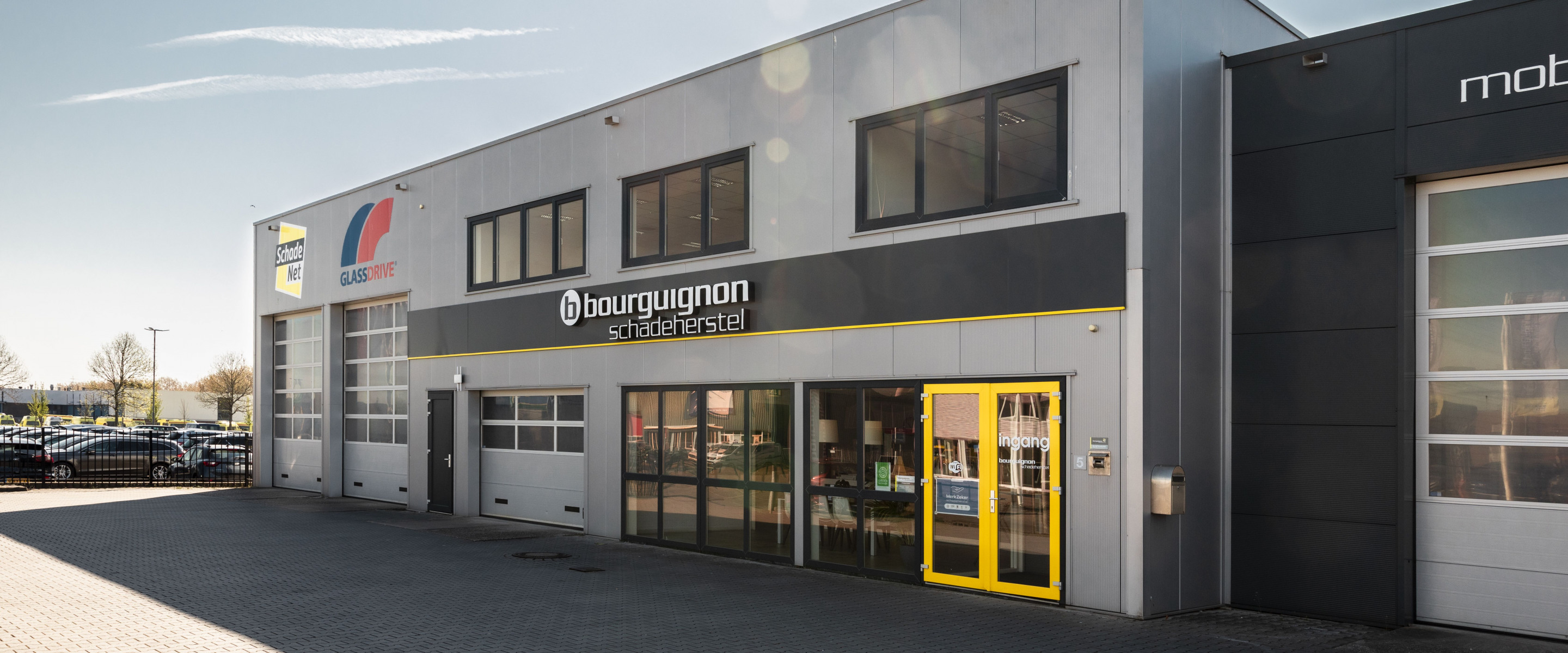 https://aumhyblfao.cloudimg.io/crop/2880x1200/n/https://s3.eu-central-1.amazonaws.com/bourguignon-nl/05/vestiging_bourguignon_schadeherstel.jpg?v=1-0