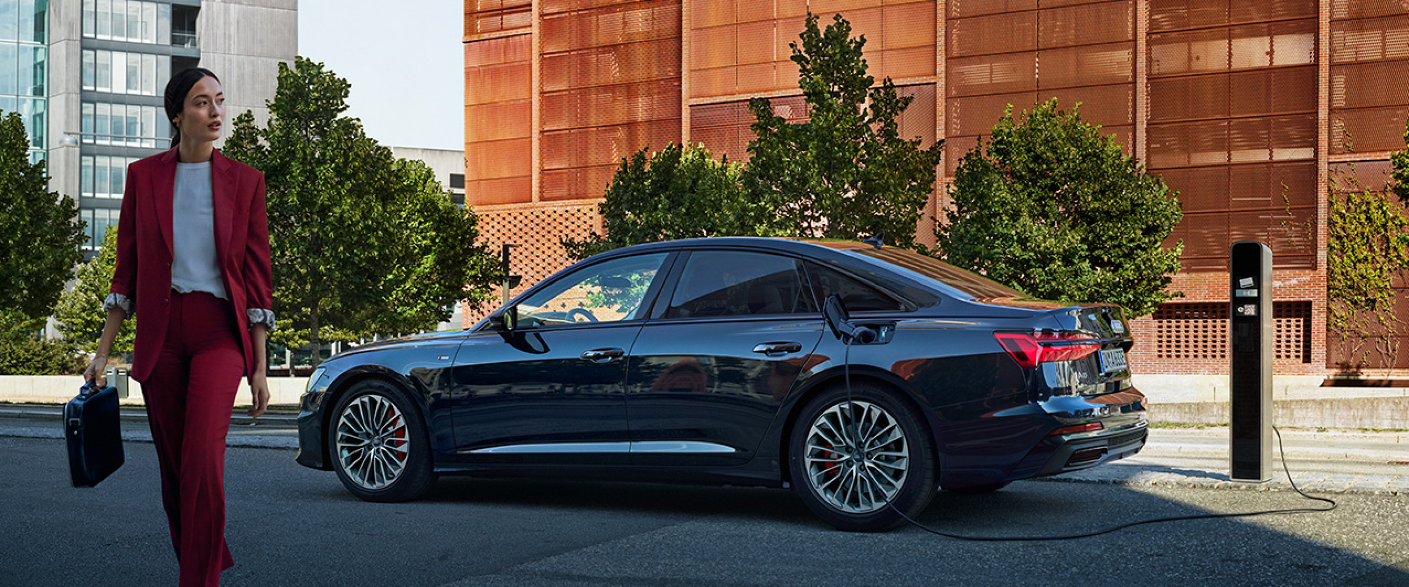 https://aumhyblfao.cloudimg.io/crop/2880x1200/n/https://s3.eu-central-1.amazonaws.com/bourguignon-nl/09/2002-audi-plugin-hybrid-01.jpg?v=1-0