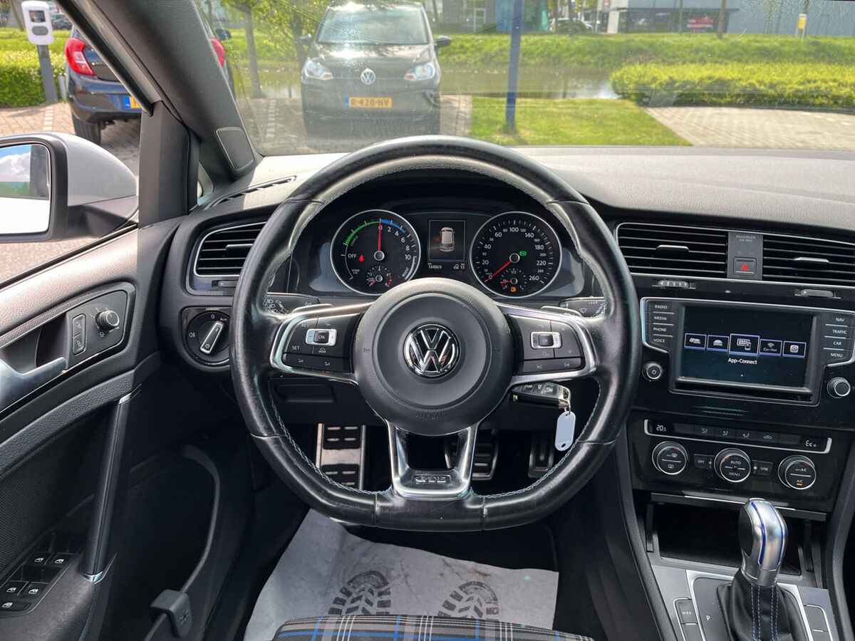 Volkswagen Golf GTE 1.4 TSI GTE 204 pk Connected Series | Clima | Cruise | Navi | PDC |