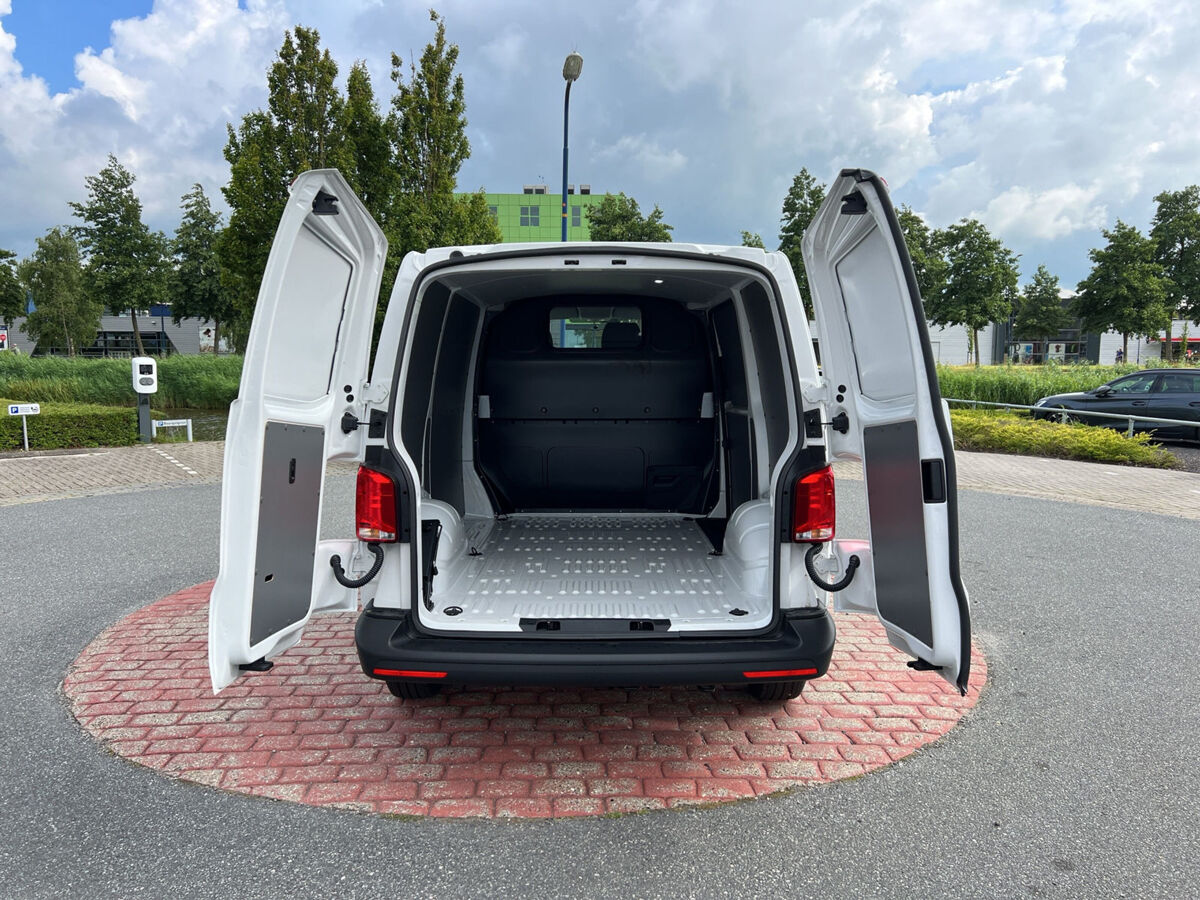 VW-Bedrijfswagens Transporter 2.0 TDI 110 pk L1H1 28  | Bijrijdersbank | Achterdeuren | A- Camera |