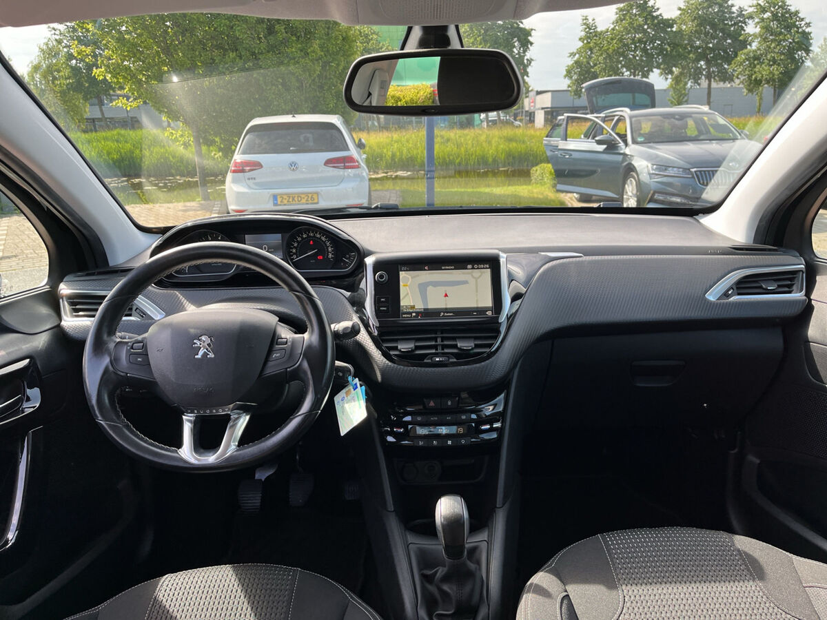 Peugeot 208 1.2 PureTech 110 pk | Navigatie | PDC | Clima |