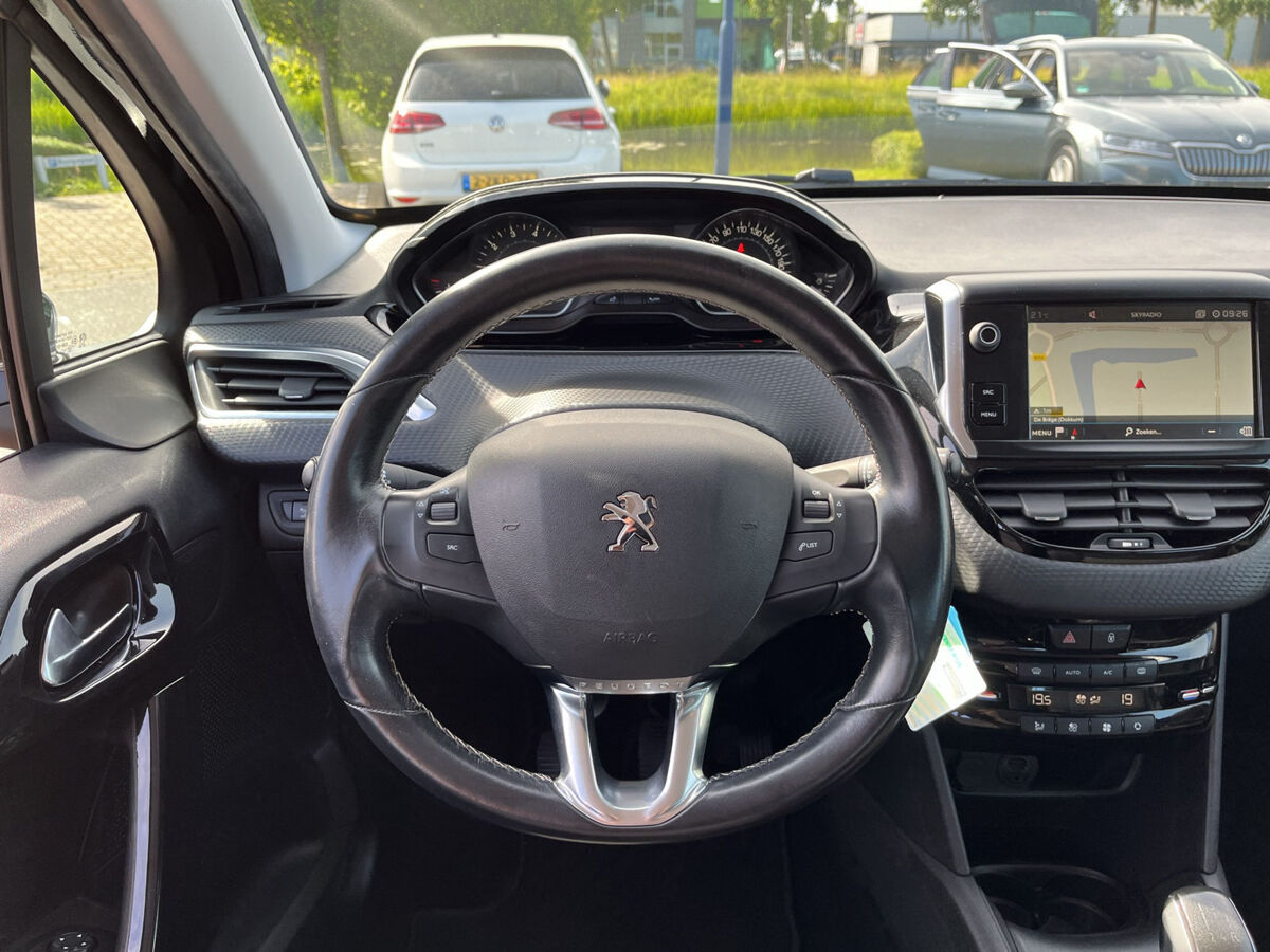 Peugeot 208 1.2 PureTech 110 pk | Navigatie | PDC | Clima |