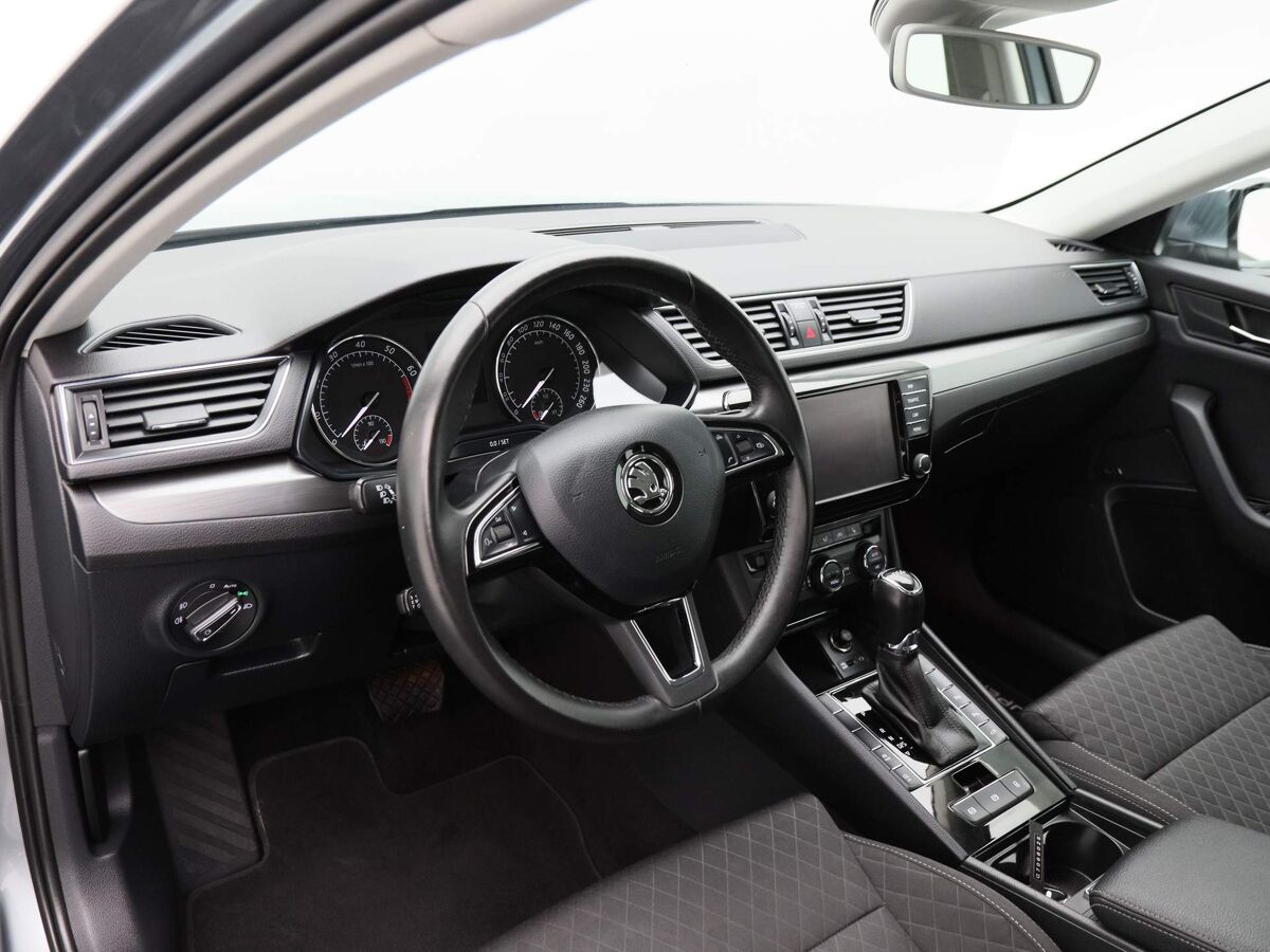 Škoda Superb 1.8 TSi 180 Pk DSG Style Business | Bi-Xenon | Navi | 18 Inch | Trekhaak | Camera | Elek. Achterklep | Adaptive Cruise