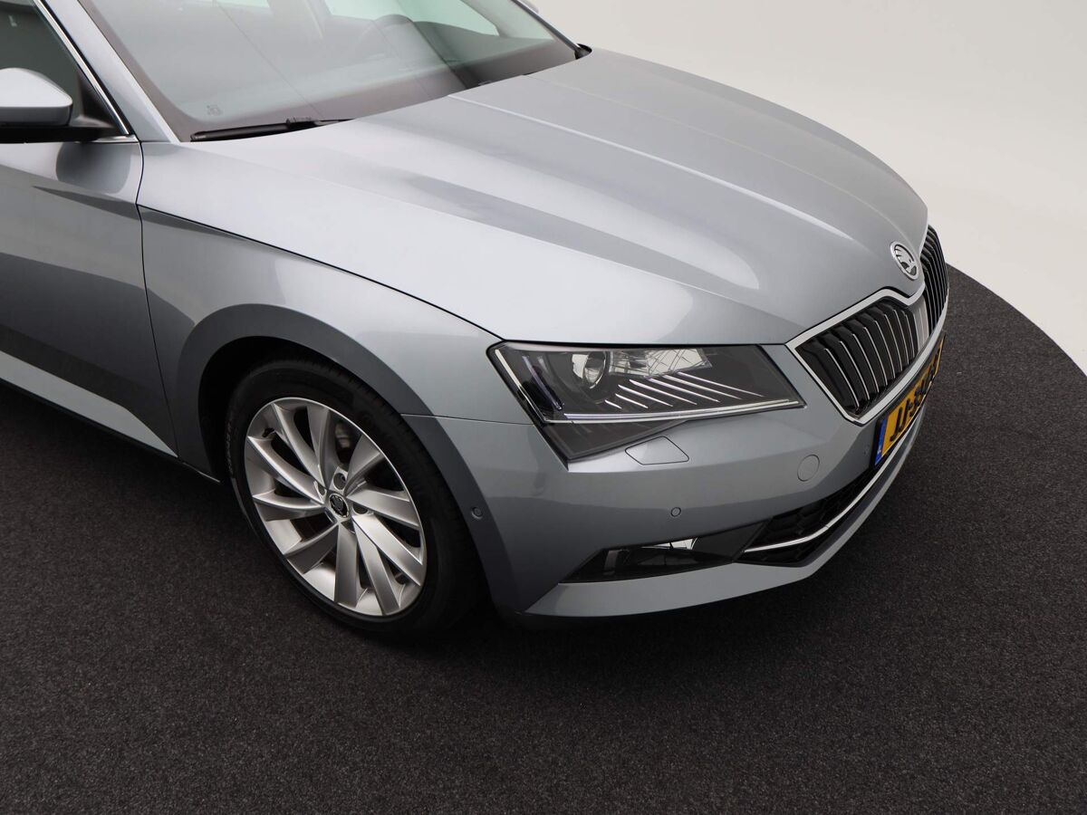 Škoda Superb 1.8 TSi 180 Pk DSG Style Business | Bi-Xenon | Navi | 18 Inch | Trekhaak | Camera | Elek. Achterklep | Adaptive Cruise