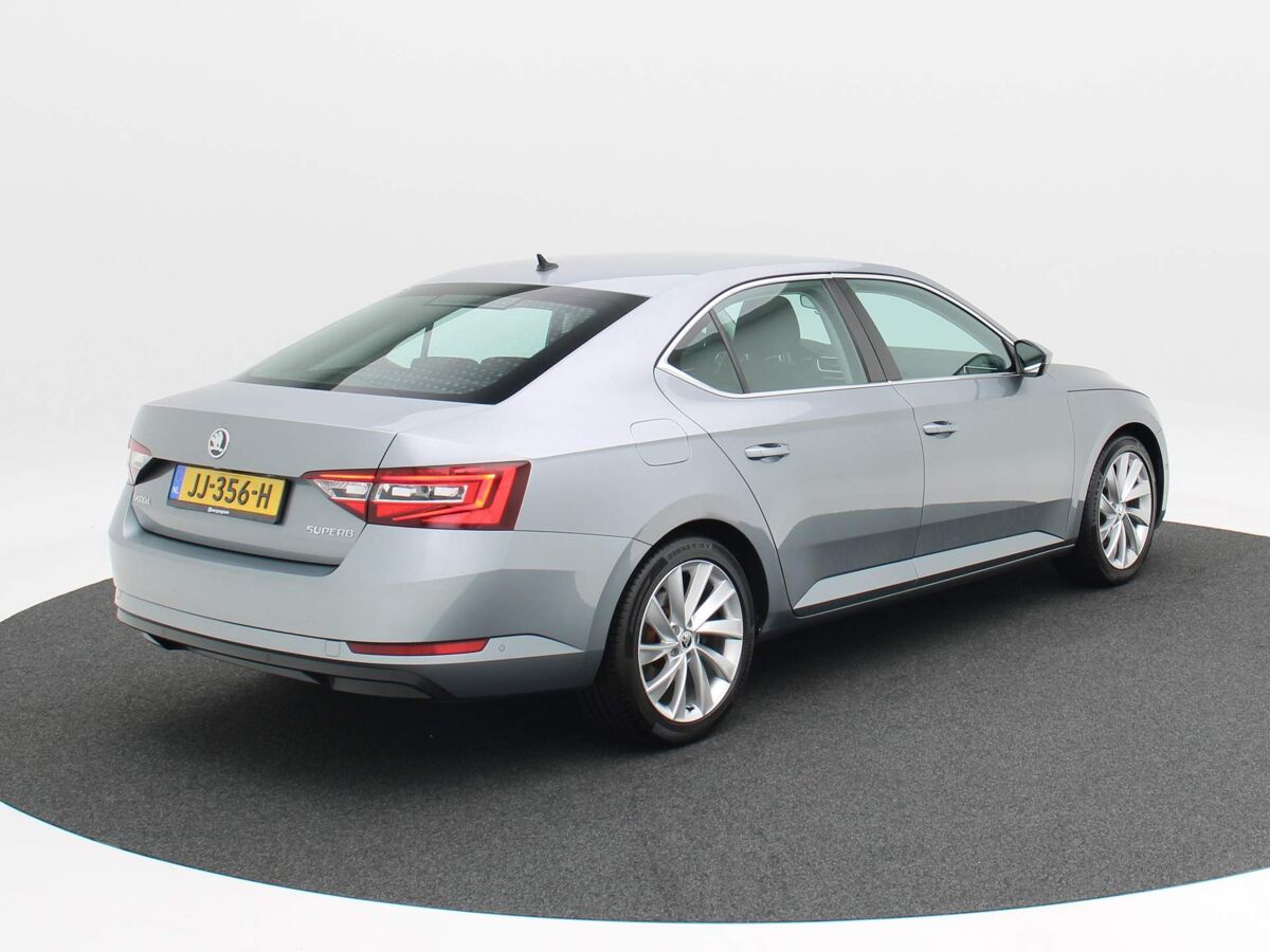 Škoda Superb 1.8 TSi 180 Pk DSG Style Business | Bi-Xenon | Navi | 18 Inch | Trekhaak | Camera | Elek. Achterklep | Adaptive Cruise