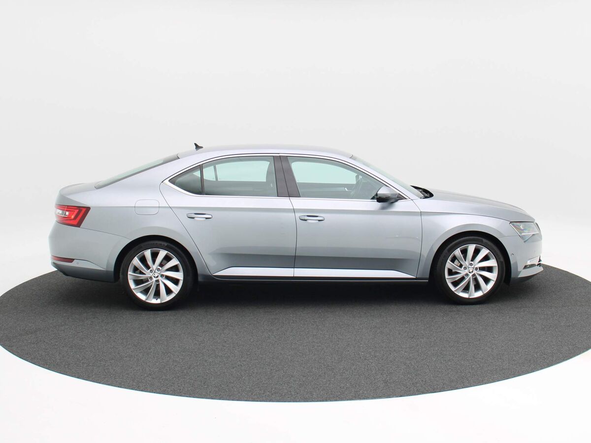 Škoda Superb 1.8 TSi 180 Pk DSG Style Business | Bi-Xenon | Navi | 18 Inch | Trekhaak | Camera | Elek. Achterklep | Adaptive Cruise