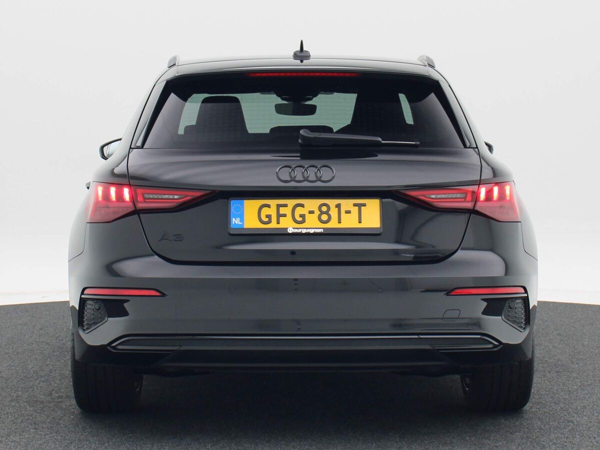 Audi A3 Sportback 35 TFSi 150 Pk S-Line | B&O | Zwart Optiek | 18 Inch | Trekhaak | Full LED | Privacy Glass | 8.237 Km!!