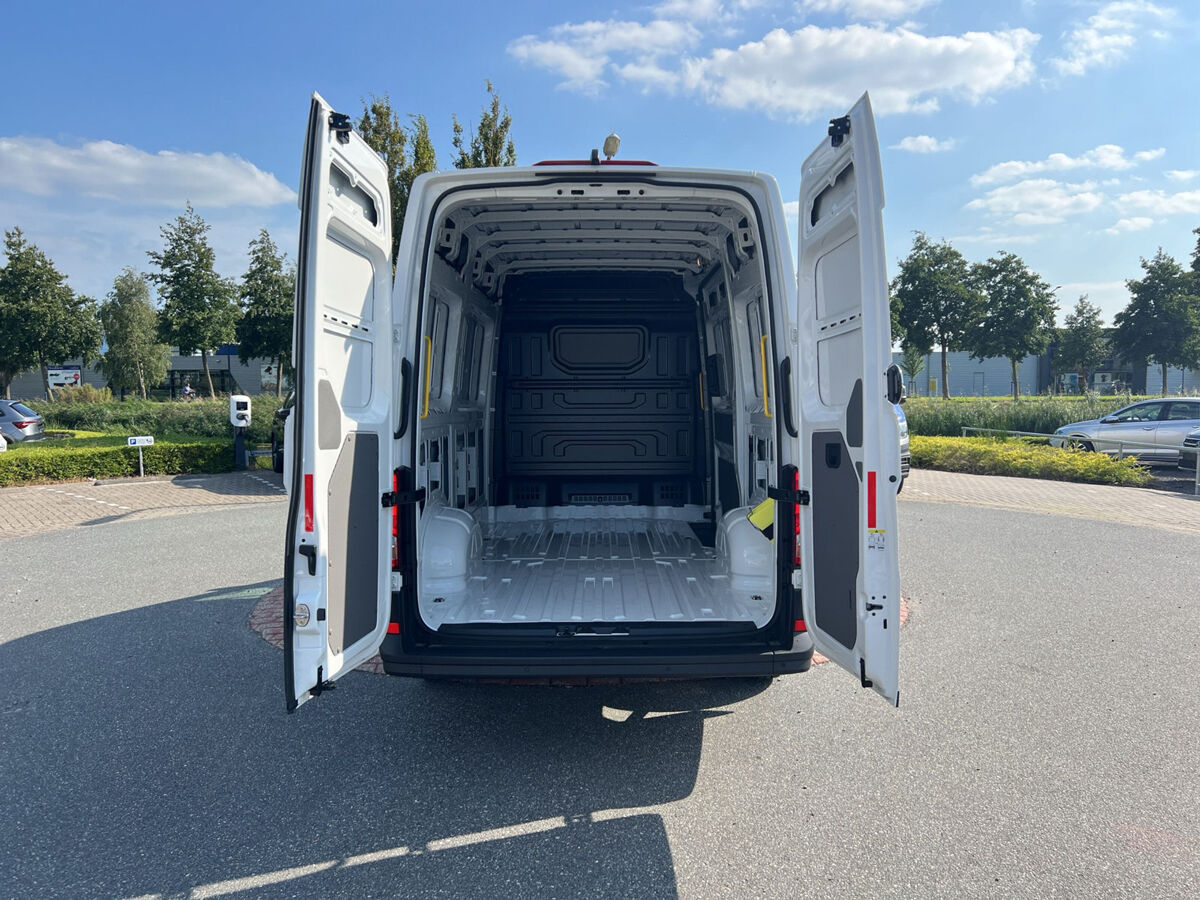 VW-Bedrijfswagens Crafter 35 2.0 TDI 140 pk H6 L3H3 | Airco | ERGO | A-Camera | App Connect | Navi via App | PDC |