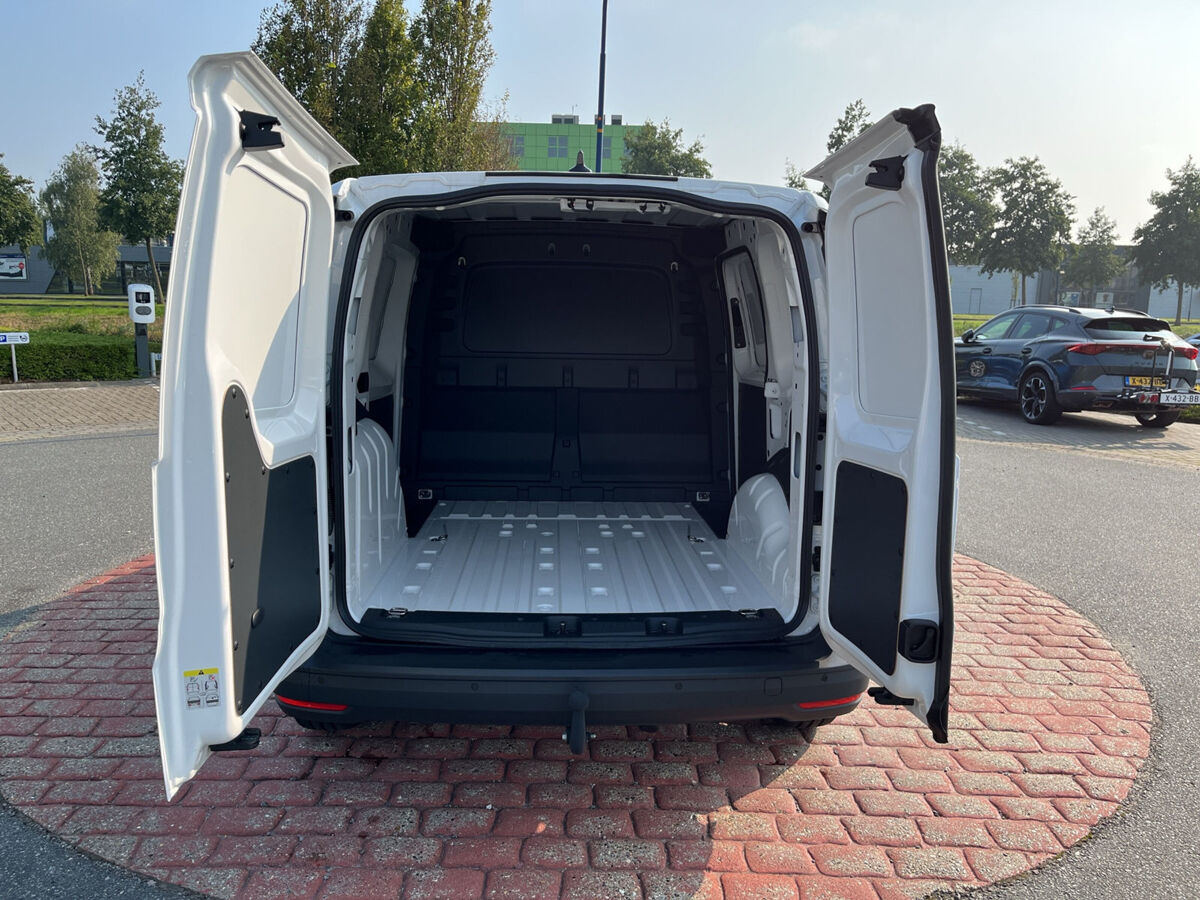 VW-Bedrijfswagens Caddy Cargo 2.0 TDI 102 pk | L1H1  | Airco | Achterdeuren | Trekhaak | Lane Assist | PDC | Navi via App |