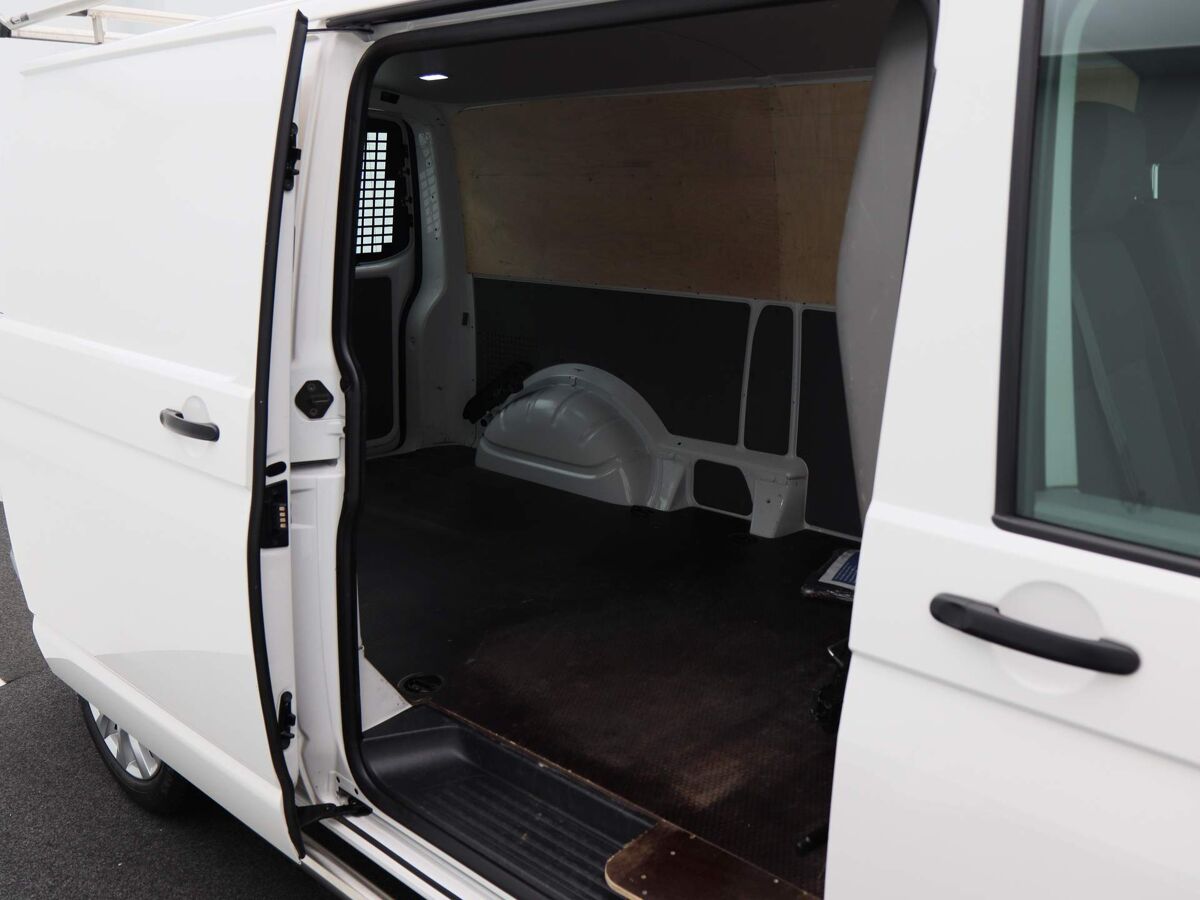 VW-Bedrijfswagens Transporter 2.0 TDi L2H1 28 Business 3-Zits | Airco | Trekhaak | App Connect | 17 Inch | Parkeersensoren | 24.254 Km!!