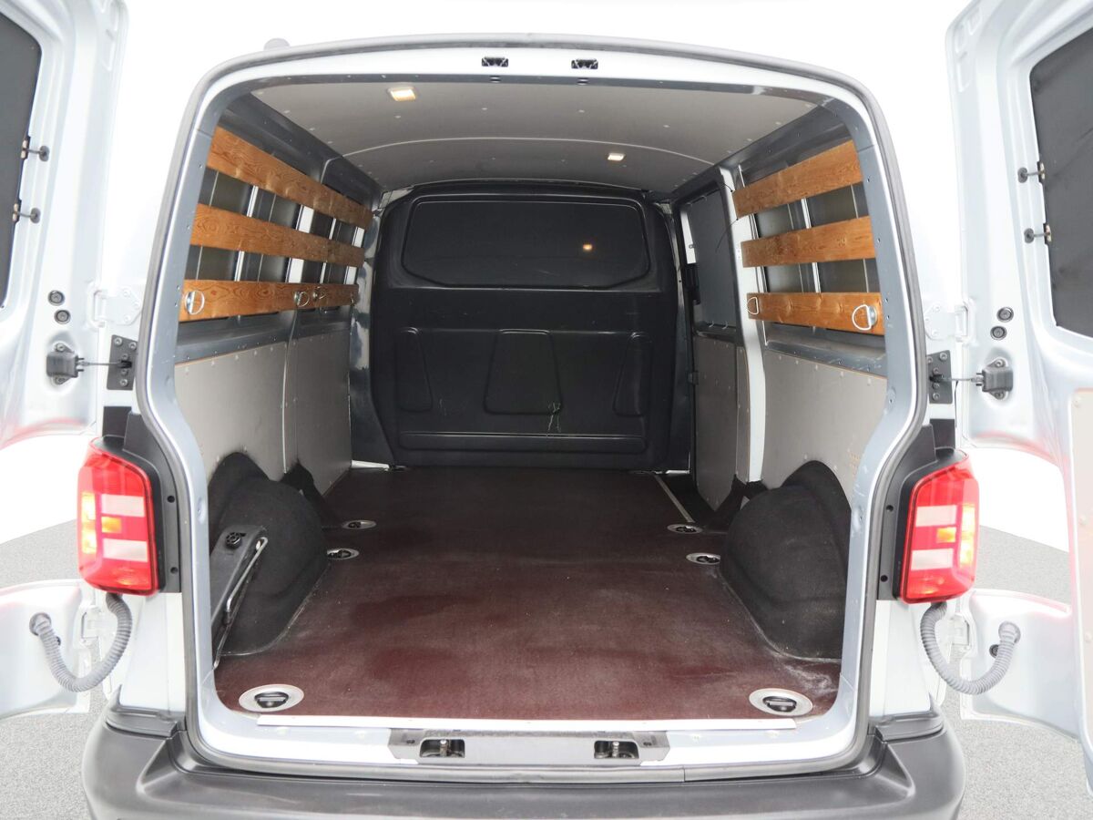 VW-Bedrijfswagens Transporter 2.0 TDi L2H1 Grijs metallic | Airco | 17'' velgen | Lat om Lat | Elektrische spiegels | 34.229km! |