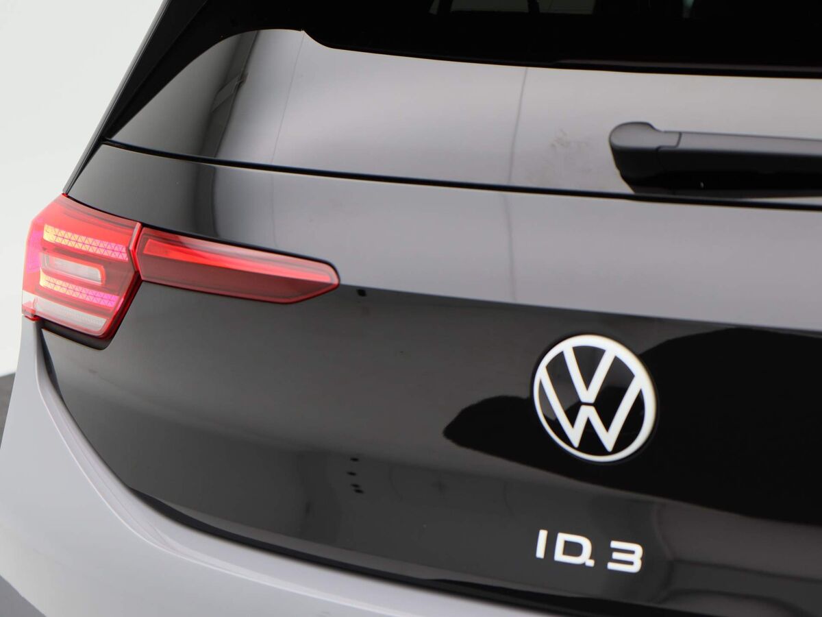 Volkswagen ID.3 First Plus 58 kWh 204 Pk | Full LED | Navi | 19 Inch | Adaptive Cruise | Privacy Glass | Camera