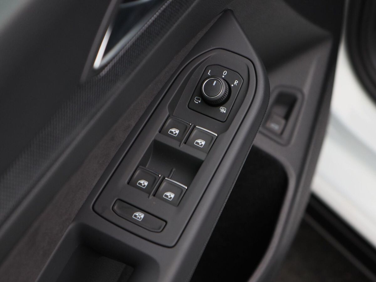 Volkswagen Golf Variant R-Line-Edition 1.5 eTSI 116 pk Variant DSG | 360 Camera | Stoel & Stuur Verwarming | Koplampverlichting Led Matrix |  3-Zone Climatronic | Wegzwenkbare trekhaak |