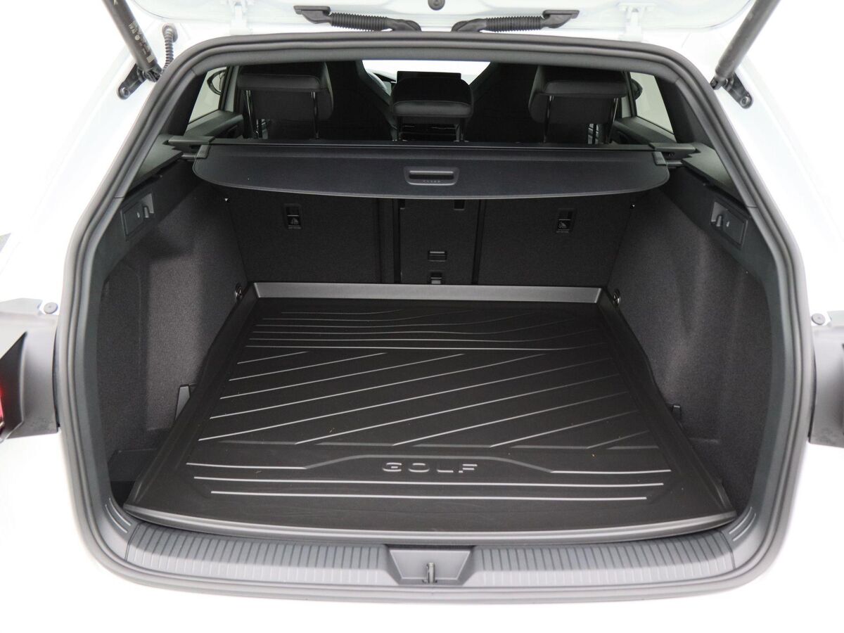 Volkswagen Golf Variant R-Line-Edition 1.5 eTSI 116 pk Variant DSG | 360 Camera | Stoel & Stuur Verwarming | Koplampverlichting Led Matrix |  3-Zone Climatronic | Wegzwenkbare trekhaak |