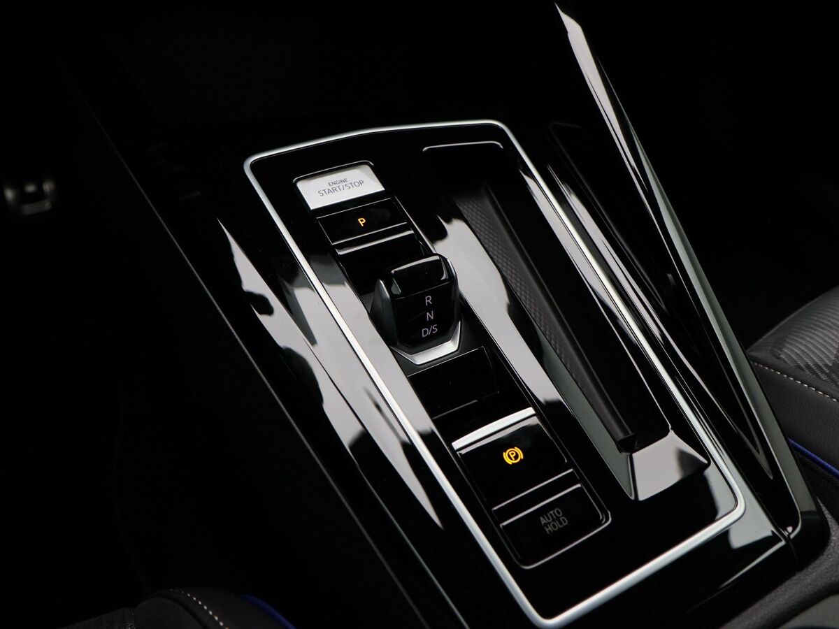 Volkswagen Golf Variant R-Line-Edition 1.5 eTSI 116 pk Variant DSG | 360 Camera | Stoel & Stuur Verwarming | Koplampverlichting Led Matrix |  3-Zone Climatronic | Wegzwenkbare trekhaak |