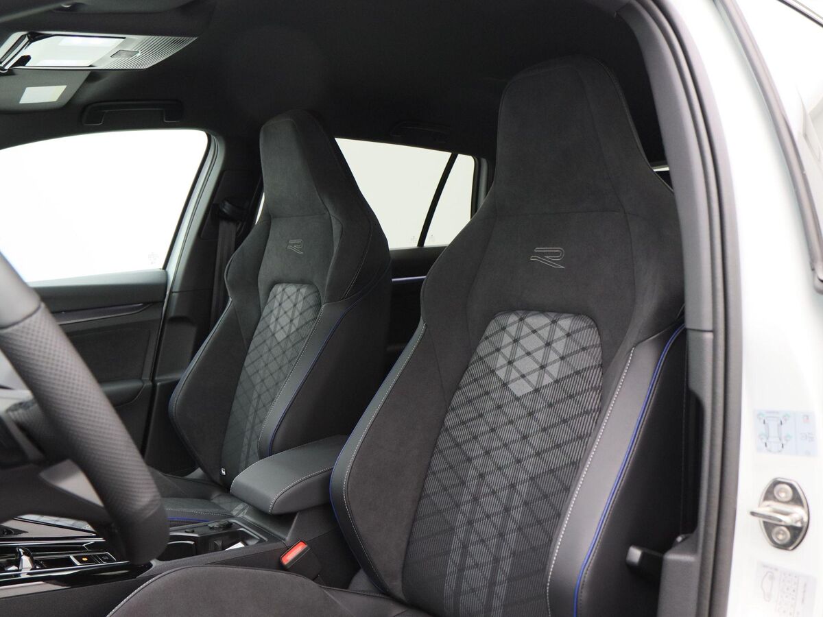 Volkswagen Golf Variant R-Line-Edition 1.5 eTSI 116 pk Variant DSG | 360 Camera | Stoel & Stuur Verwarming | Koplampverlichting Led Matrix |  3-Zone Climatronic | Wegzwenkbare trekhaak |