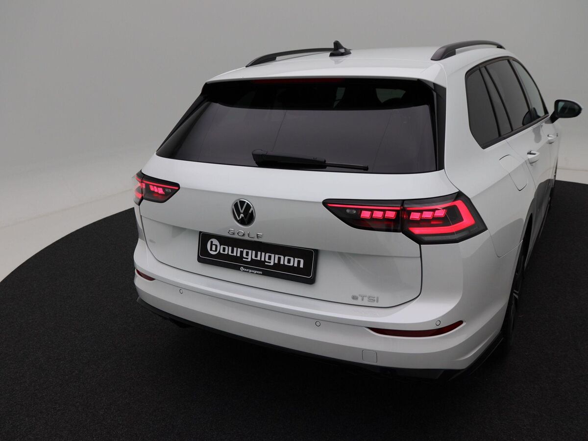 Volkswagen Golf Variant R-Line-Edition 1.5 eTSI 116 pk Variant DSG | 360 Camera | Stoel & Stuur Verwarming | Koplampverlichting Led Matrix |  3-Zone Climatronic | Wegzwenkbare trekhaak |