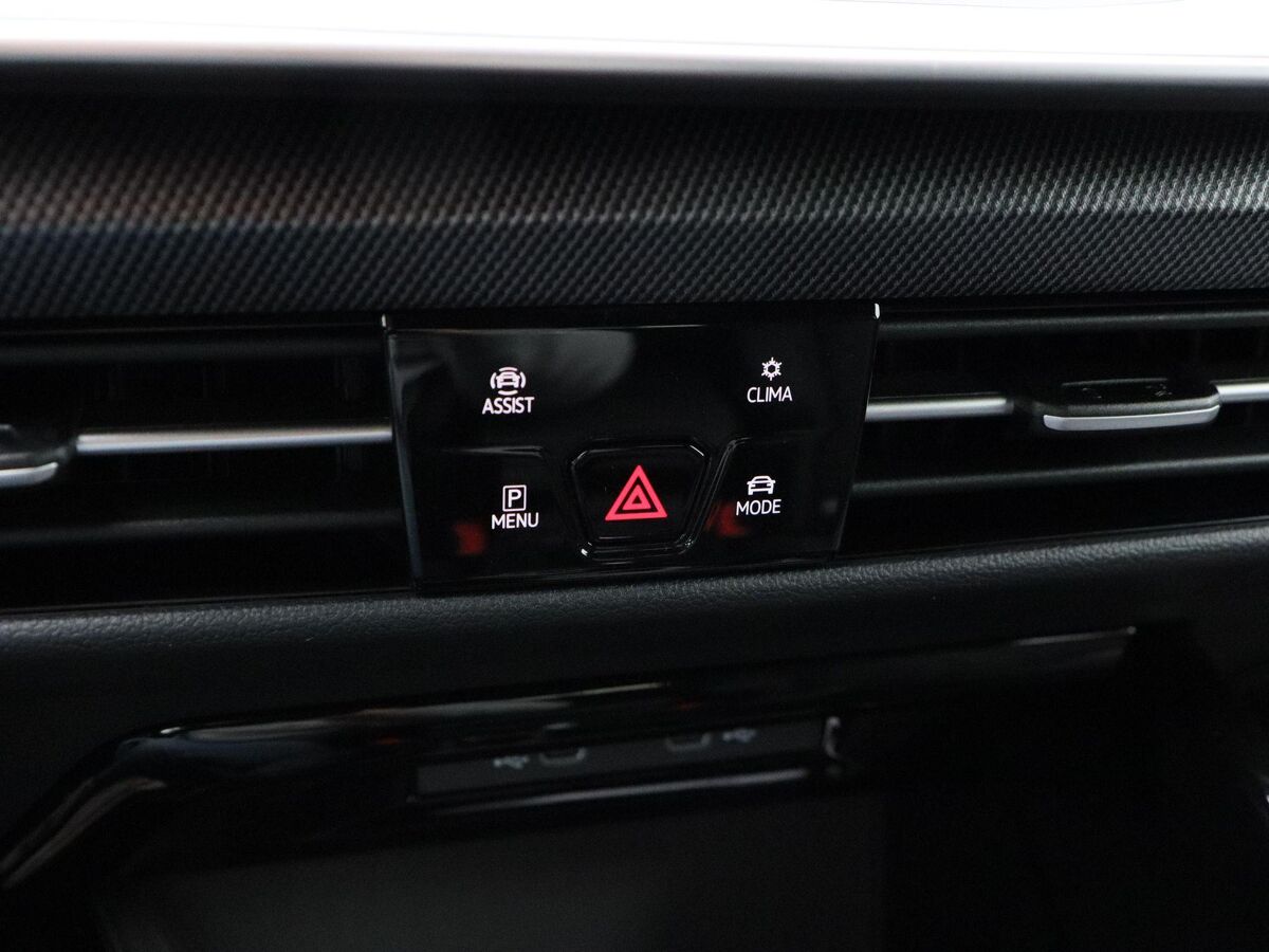 Volkswagen Golf Variant R-Line-Edition 1.5 eTSI 116 pk Variant DSG | 360 Camera | Stoel & Stuur Verwarming | Koplampverlichting Led Matrix |  3-Zone Climatronic | Wegzwenkbare trekhaak |