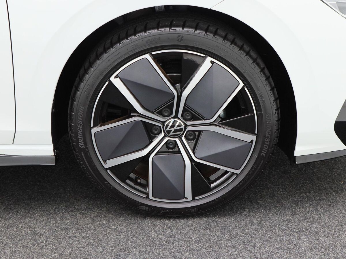 Volkswagen Golf Variant R-Line-Edition 1.5 eTSI 116 pk Variant DSG | 360 Camera | Stoel & Stuur Verwarming | Koplampverlichting Led Matrix |  3-Zone Climatronic | Wegzwenkbare trekhaak |