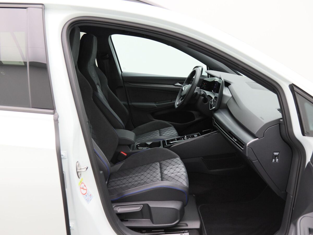 Volkswagen Golf Variant R-Line-Edition 1.5 eTSI 116 pk Variant DSG | 360 Camera | Stoel & Stuur Verwarming | Koplampverlichting Led Matrix |  3-Zone Climatronic | Wegzwenkbare trekhaak |
