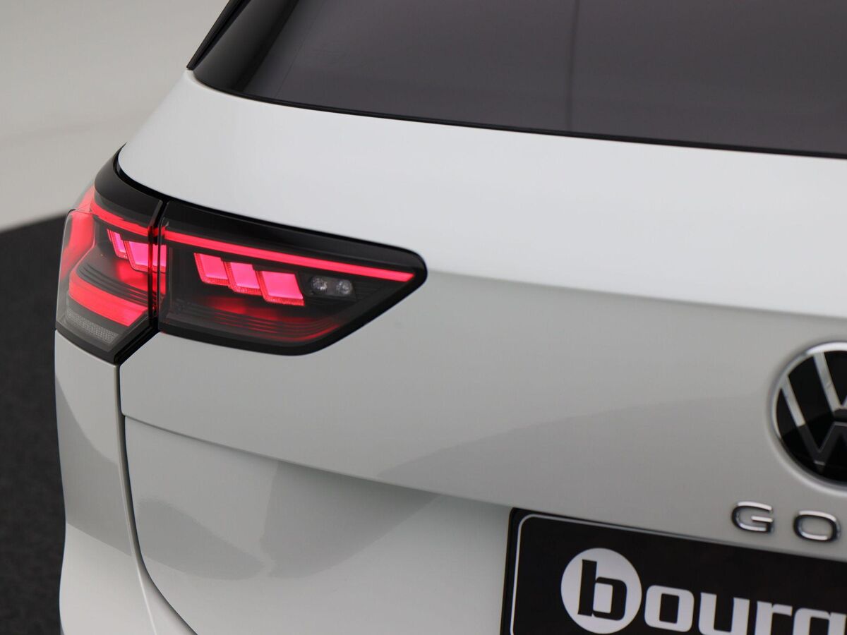 Volkswagen Golf Variant R-Line-Edition 1.5 eTSI 116 pk Variant DSG | 360 Camera | Stoel & Stuur Verwarming | Koplampverlichting Led Matrix |  3-Zone Climatronic | Wegzwenkbare trekhaak |