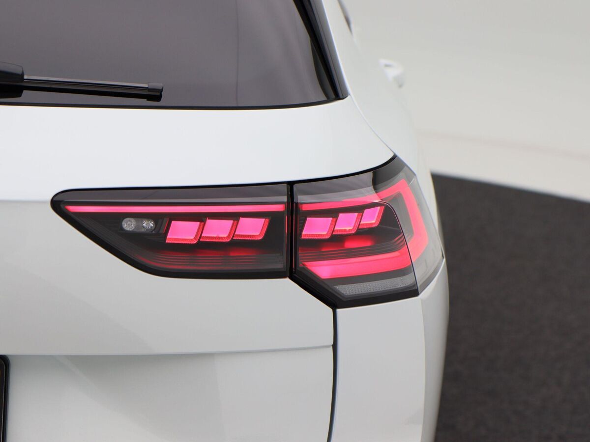 Volkswagen Golf Variant R-Line-Edition 1.5 eTSI 116 pk Variant DSG | 360 Camera | Stoel & Stuur Verwarming | Koplampverlichting Led Matrix |  3-Zone Climatronic | Wegzwenkbare trekhaak |