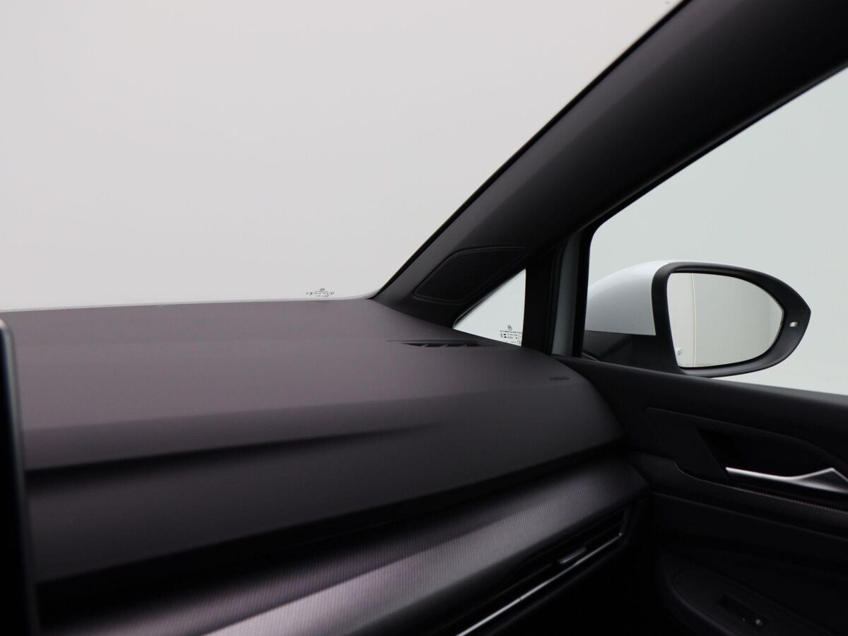 Volkswagen Golf Variant R-Line-Edition 1.5 eTSI 116 pk Variant DSG | 360 Camera | Stoel & Stuur Verwarming | Koplampverlichting Led Matrix |  3-Zone Climatronic | Wegzwenkbare trekhaak |