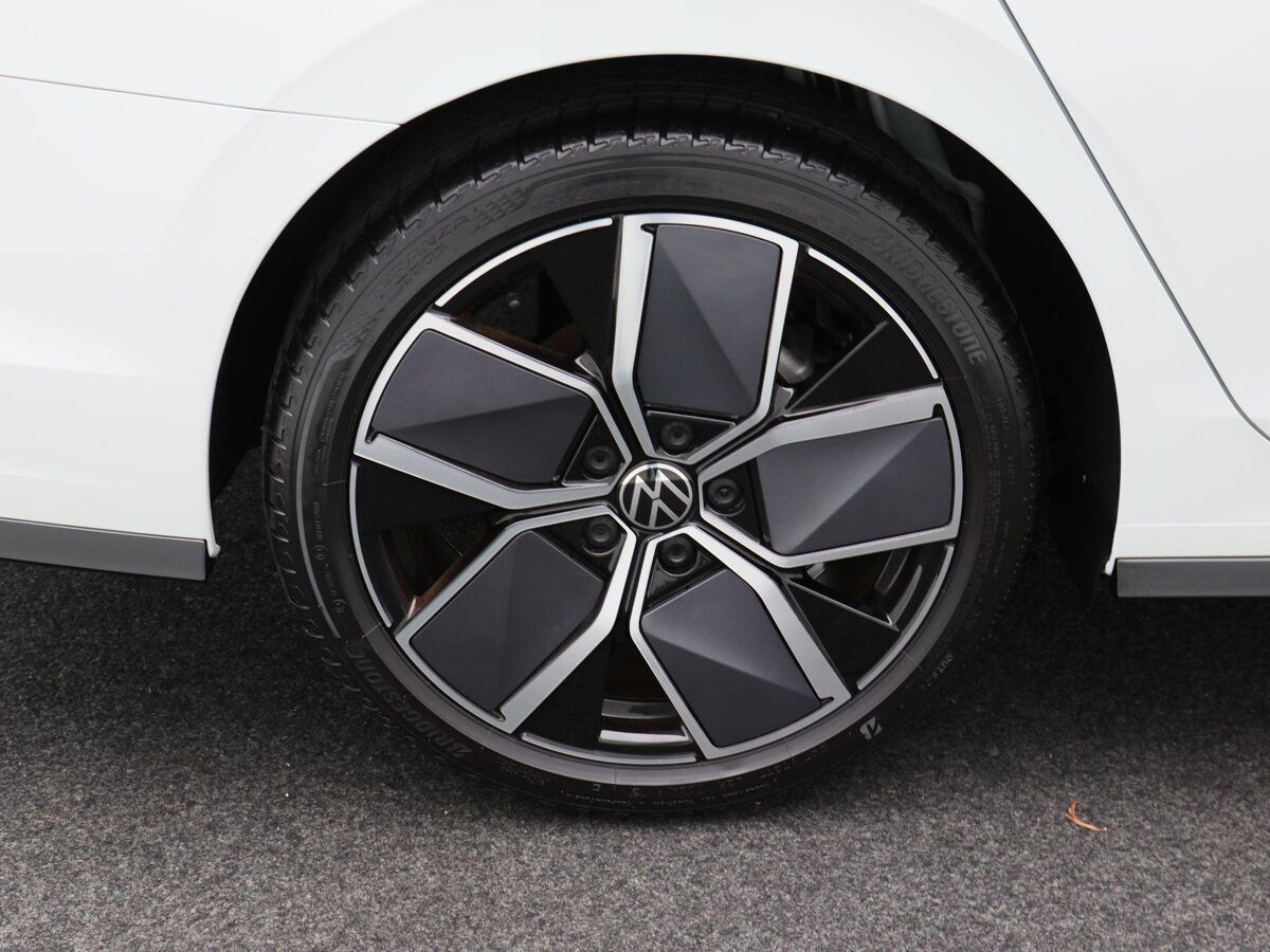 Volkswagen Golf Variant R-Line-Edition 1.5 eTSI 116 pk Variant DSG | 360 Camera | Stoel & Stuur Verwarming | Koplampverlichting Led Matrix |  3-Zone Climatronic | Wegzwenkbare trekhaak |