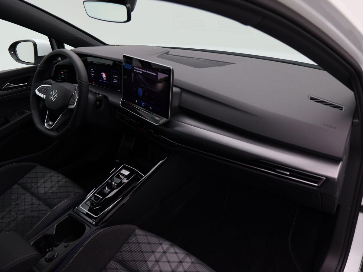 Volkswagen Golf Variant R-Line-Edition 1.5 eTSI 116 pk Variant DSG | 360 Camera | Stoel & Stuur Verwarming | Koplampverlichting Led Matrix |  3-Zone Climatronic | Wegzwenkbare trekhaak |