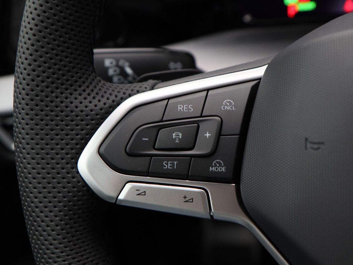 Volkswagen Golf Variant R-Line-Edition 1.5 eTSI 116 pk Variant DSG | 360 Camera | Stoel & Stuur Verwarming | Koplampverlichting Led Matrix |  3-Zone Climatronic | Wegzwenkbare trekhaak |