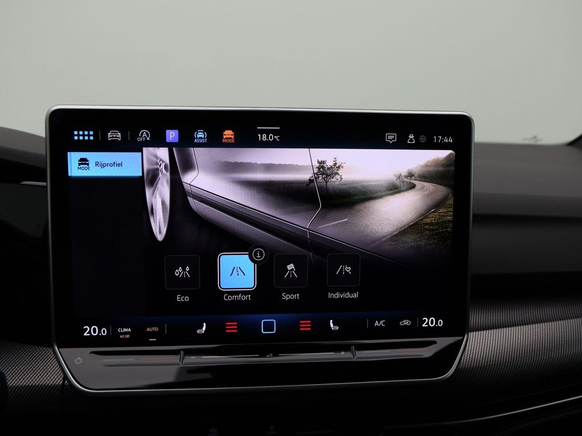 Volkswagen Golf Variant R-Line-Edition 1.5 eTSI 116 pk Variant DSG | 360 Camera | Stoel & Stuur Verwarming | Koplampverlichting Led Matrix |  3-Zone Climatronic | Wegzwenkbare trekhaak |