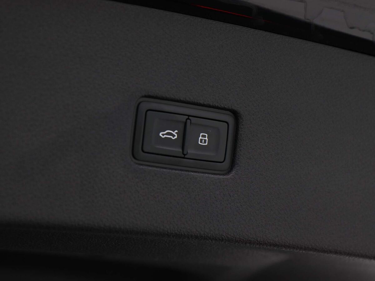 Audi Q8 55 TFSI e 381 PK | Leder | Navi | Adapt. Cruise | Trekhaak | Elek. Achterklep | 22 Inch | 54.382 Km!!