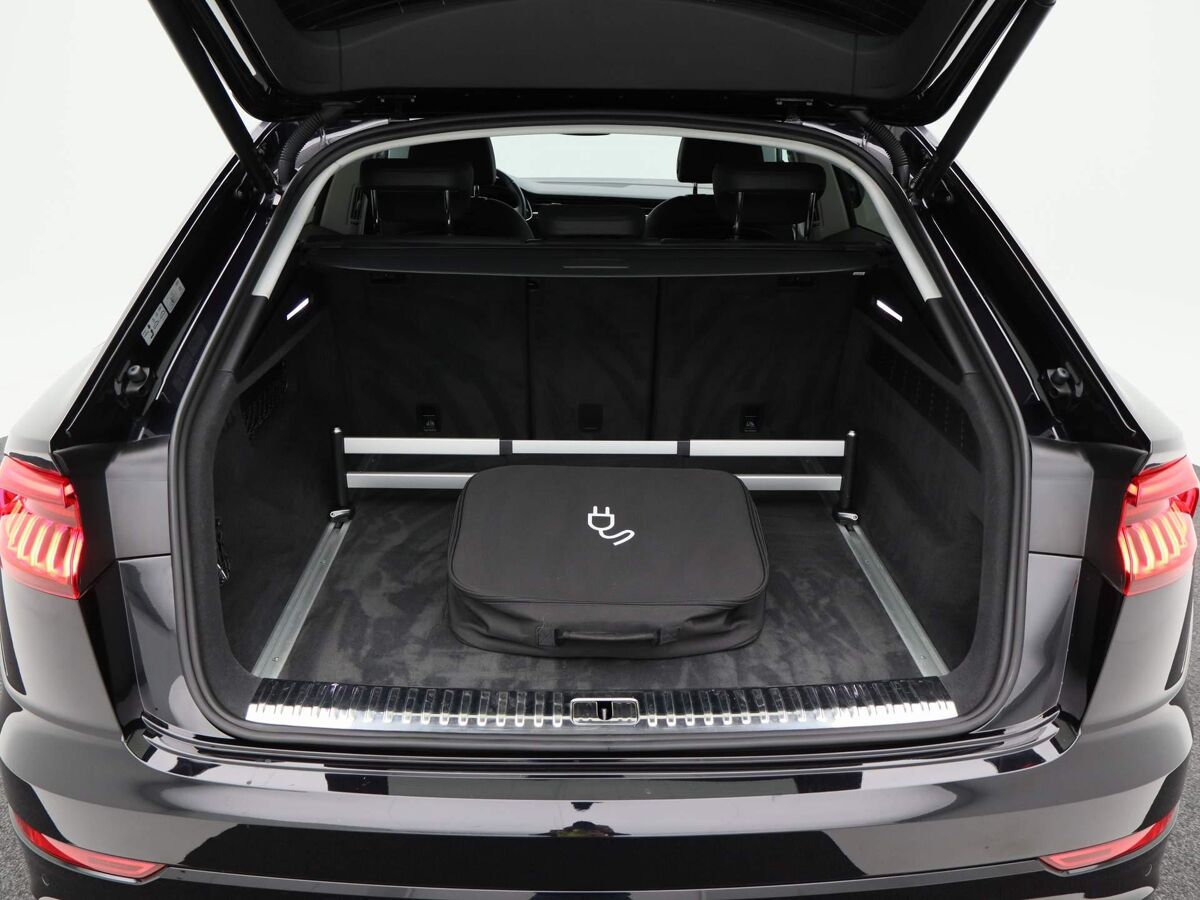 Audi Q8 55 TFSI e 381 PK | Leder | Navi | Adapt. Cruise | Trekhaak | Elek. Achterklep | 22 Inch | 54.382 Km!!