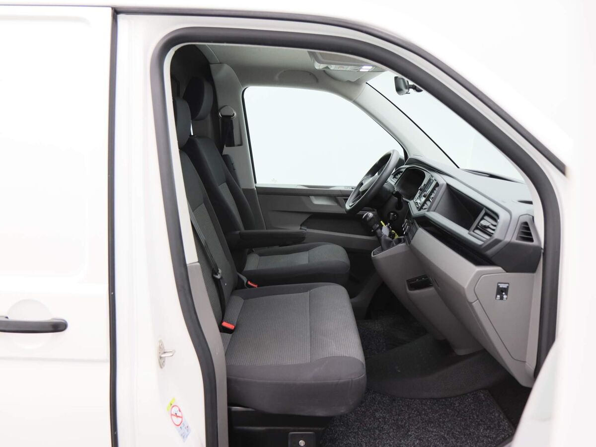 VW-Bedrijfswagens Transporter 2.0 TDi L2H1 28 Business 3-Zits | Airco | Trekhaak | App Connect | 17 Inch | Parkeersensoren | 24.254 Km!!