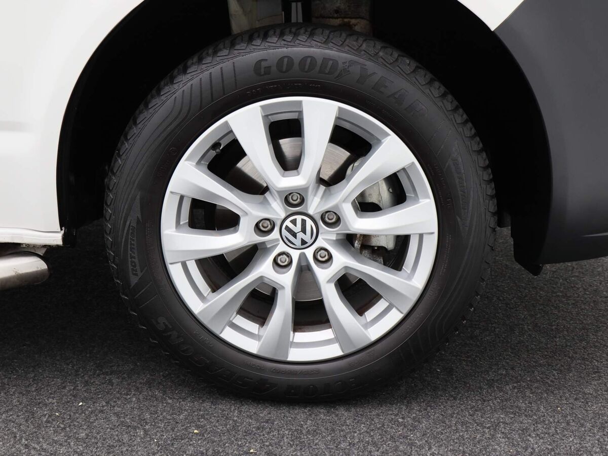 VW-Bedrijfswagens Transporter 2.0 TDi L2H1 28 Business 3-Zits | Airco | Trekhaak | App Connect | 17 Inch | Parkeersensoren | 24.254 Km!!