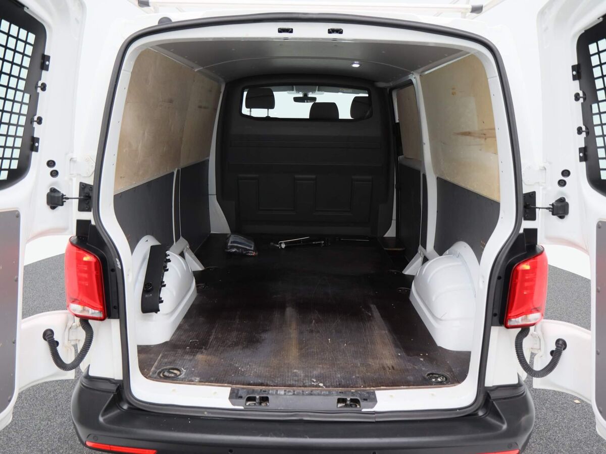 VW-Bedrijfswagens Transporter 2.0 TDi L2H1 28 Business 3-Zits | Airco | Trekhaak | App Connect | 17 Inch | Parkeersensoren | 24.254 Km!!