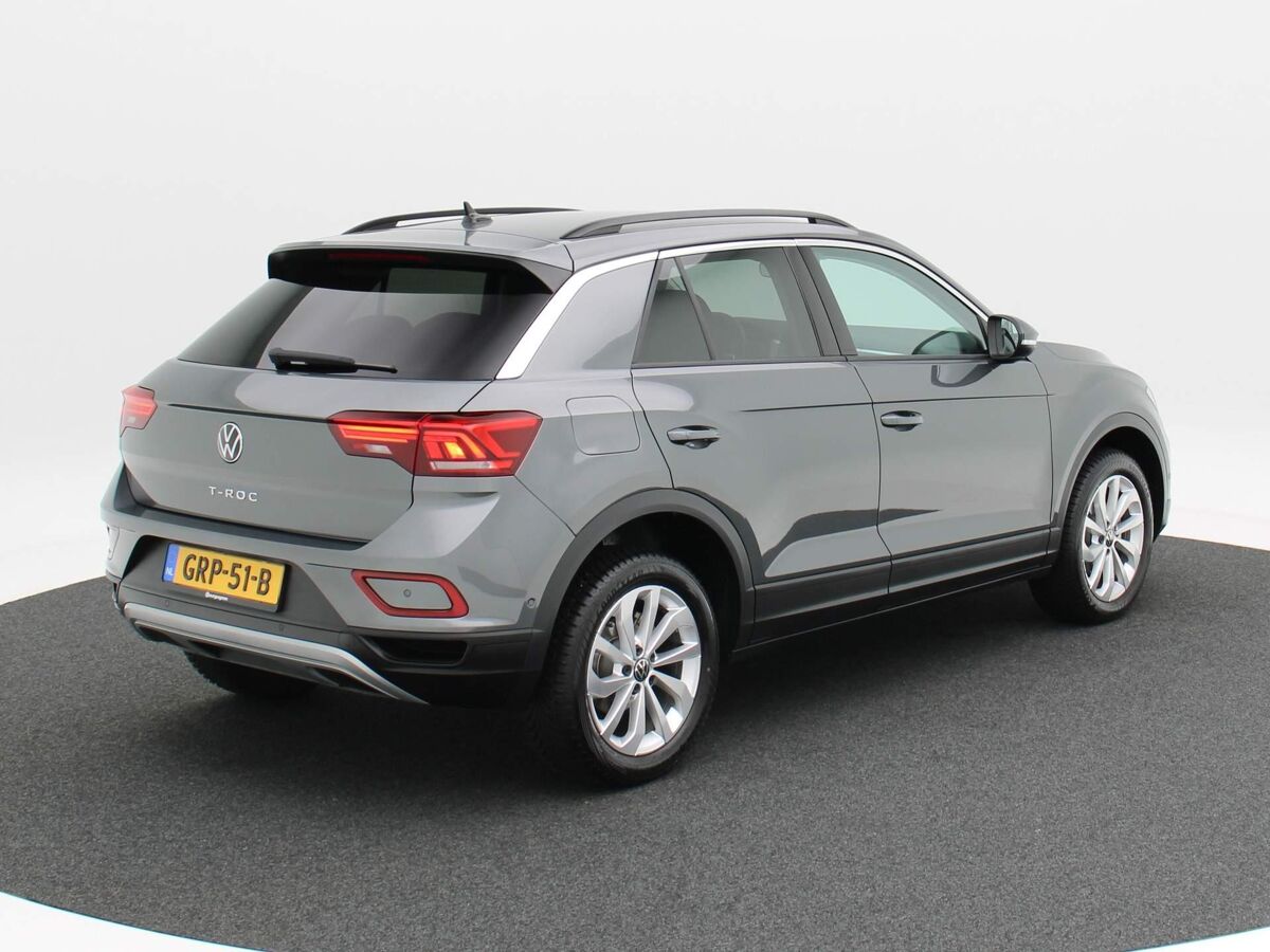 Volkswagen T-Roc 1.5 TSi 150 Pk automaat Life Edition | Camera | Stoel Verw. | Carplay | Virtuele Cockpit | 17 Inch | 12.547 Km!!