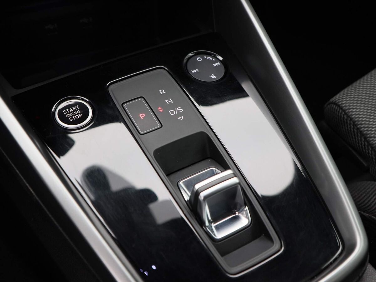 Audi A3 Limousine 35 TFSi 150 Pk Automaat Audi A3 Limousine 35 TFSi | 150 Pk | Automaat | Business edition | Full LED | Navigatie | 17 Inch | Sportstoelen | Privacy Glass