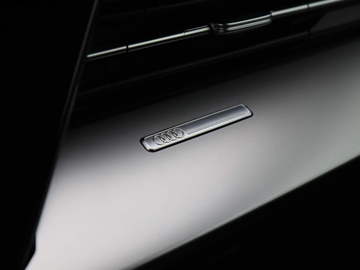 Audi A3 Limousine 35 TFSi 150 Pk Automaat Audi A3 Limousine 35 TFSi | 150 Pk | Automaat | Business edition | Full LED | Navigatie | 17 Inch | Sportstoelen | Privacy Glass