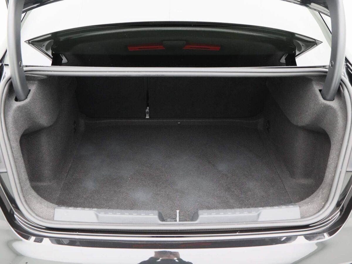 Audi A3 Limousine 35 TFSi 150 Pk Automaat Audi A3 Limousine 35 TFSi | 150 Pk | Automaat | Business edition | Full LED | Navigatie | 17 Inch | Sportstoelen | Privacy Glass