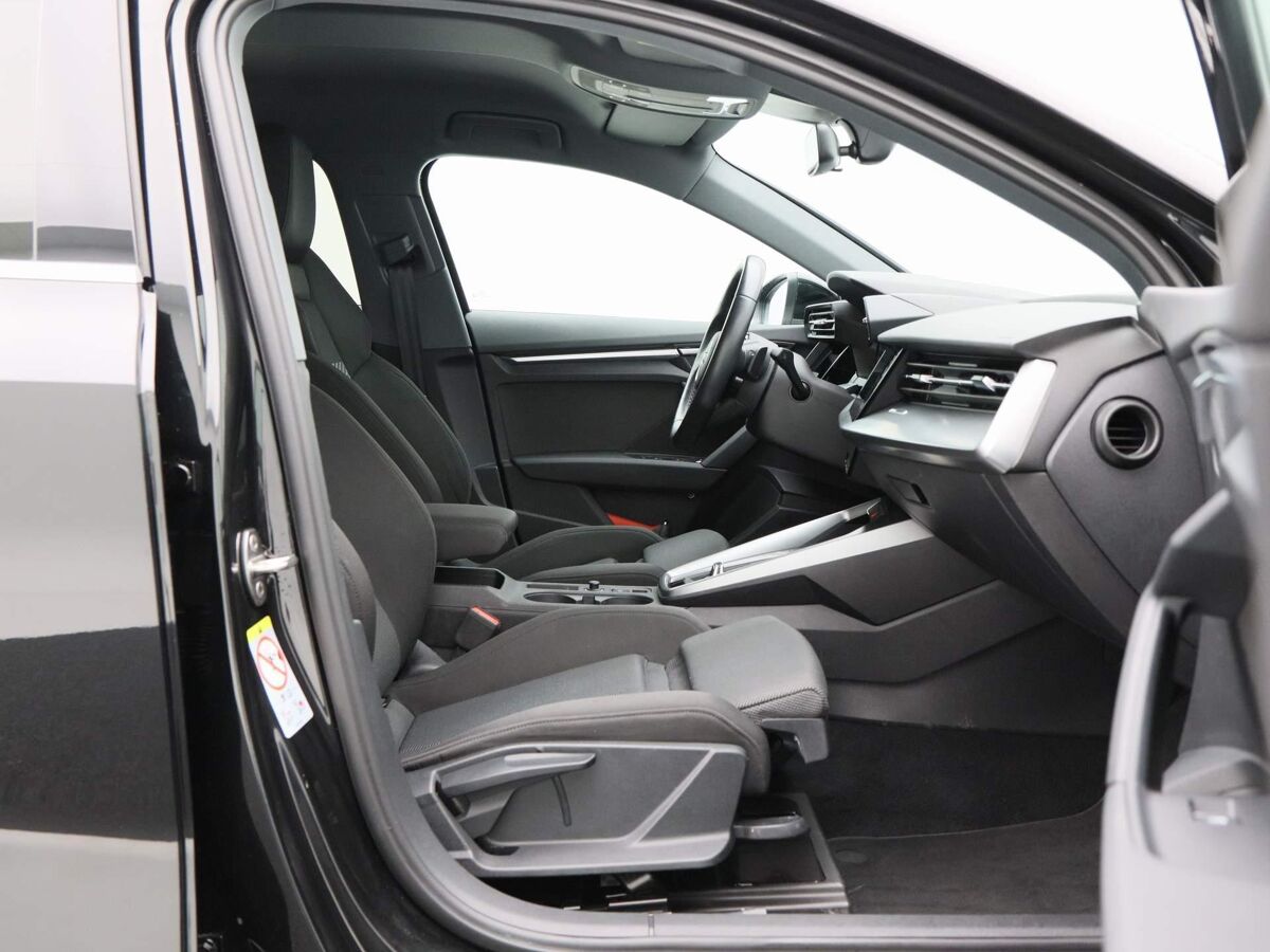 Audi A3 Limousine 35 TFSi 150 Pk Automaat Audi A3 Limousine 35 TFSi | 150 Pk | Automaat | Business edition | Full LED | Navigatie | 17 Inch | Sportstoelen | Privacy Glass