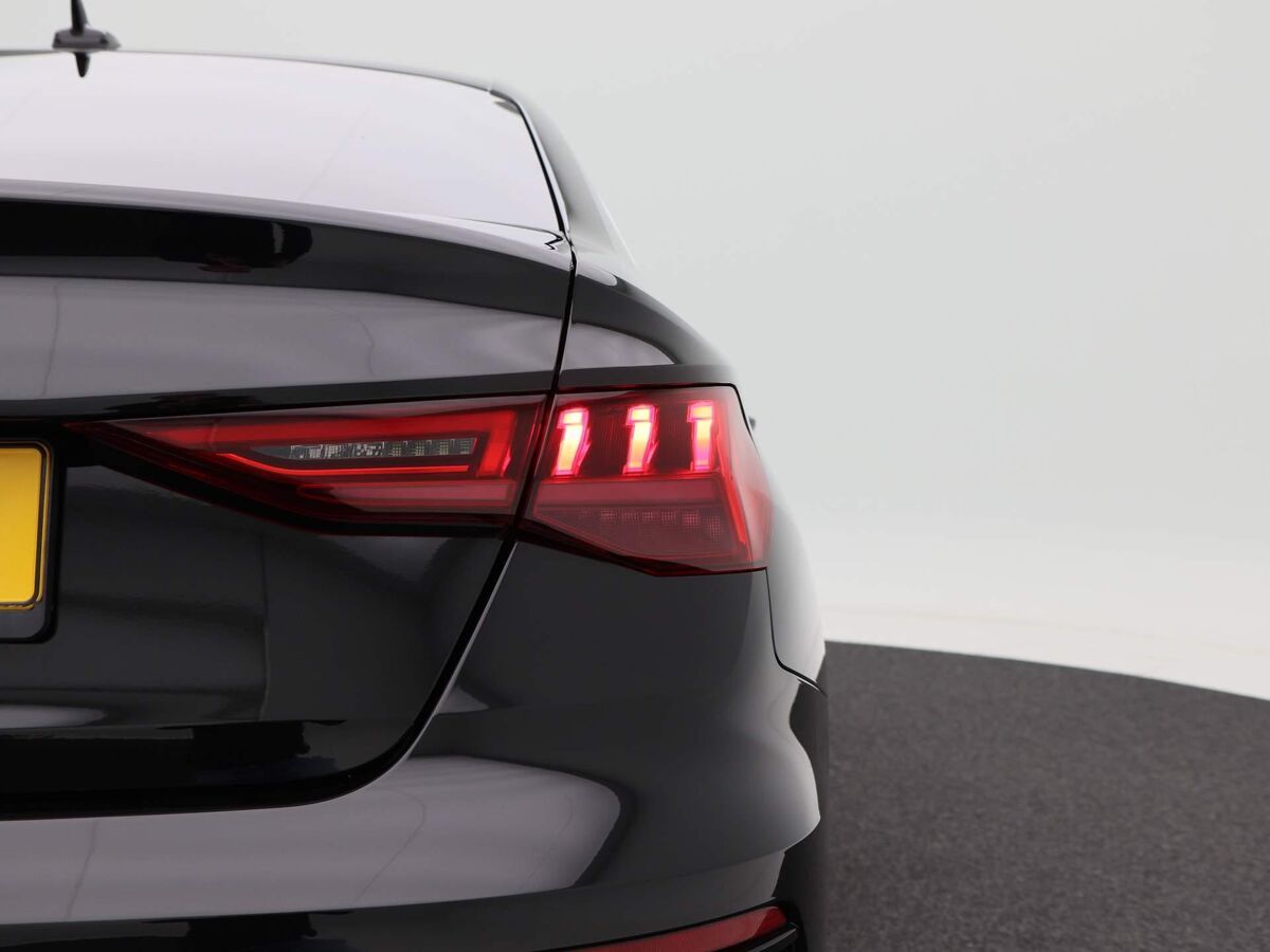 Audi A3 Limousine 35 TFSi 150 Pk Automaat Audi A3 Limousine 35 TFSi | 150 Pk | Automaat | Business edition | Full LED | Navigatie | 17 Inch | Sportstoelen | Privacy Glass