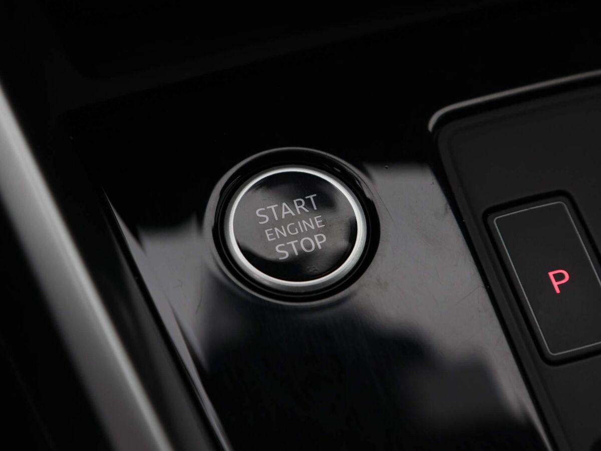 Audi A3 Limousine 35 TFSi 150 Pk Automaat Audi A3 Limousine 35 TFSi | 150 Pk | Automaat | Business edition | Full LED | Navigatie | 17 Inch | Sportstoelen | Privacy Glass