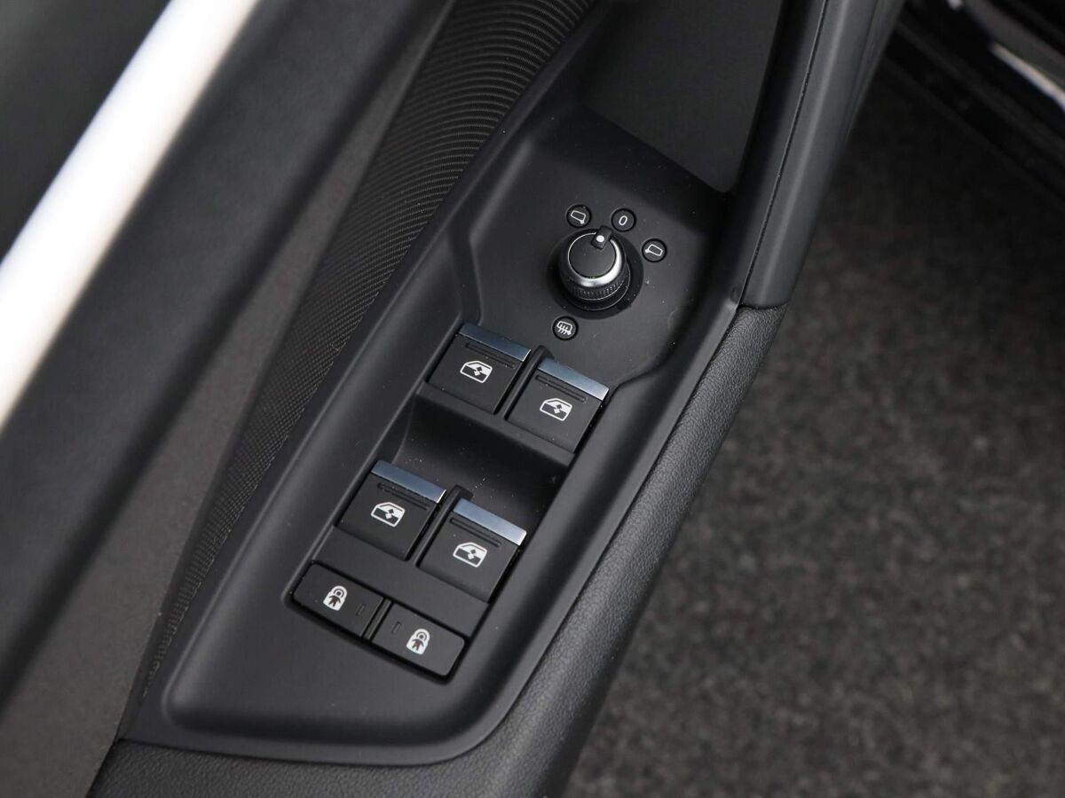 Audi A3 Limousine 35 TFSi 150 Pk Automaat Audi A3 Limousine 35 TFSi | 150 Pk | Automaat | Business edition | Full LED | Navigatie | 17 Inch | Sportstoelen | Privacy Glass