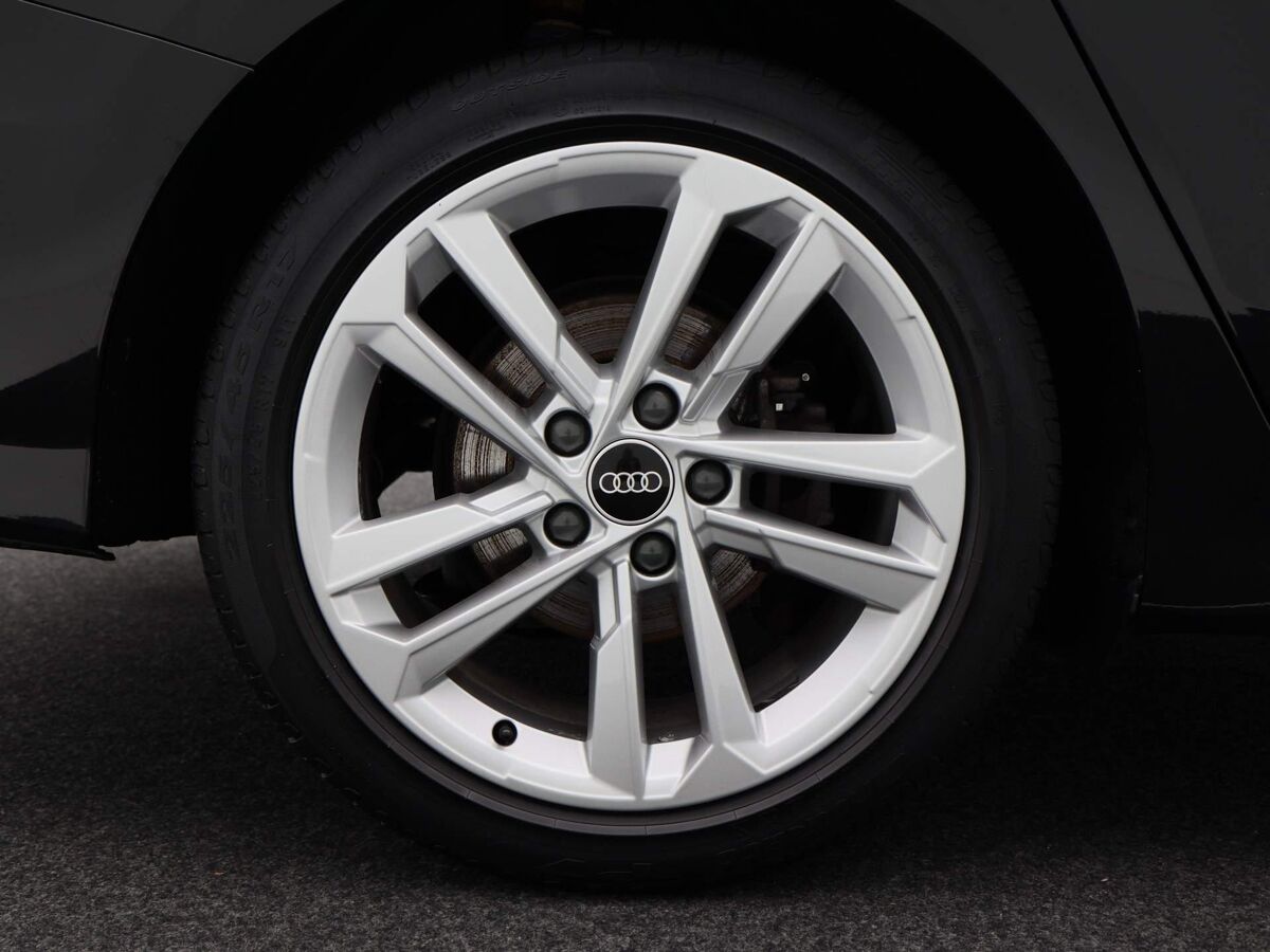 Audi A3 Limousine 35 TFSi 150 Pk Automaat Audi A3 Limousine 35 TFSi | 150 Pk | Automaat | Business edition | Full LED | Navigatie | 17 Inch | Sportstoelen | Privacy Glass