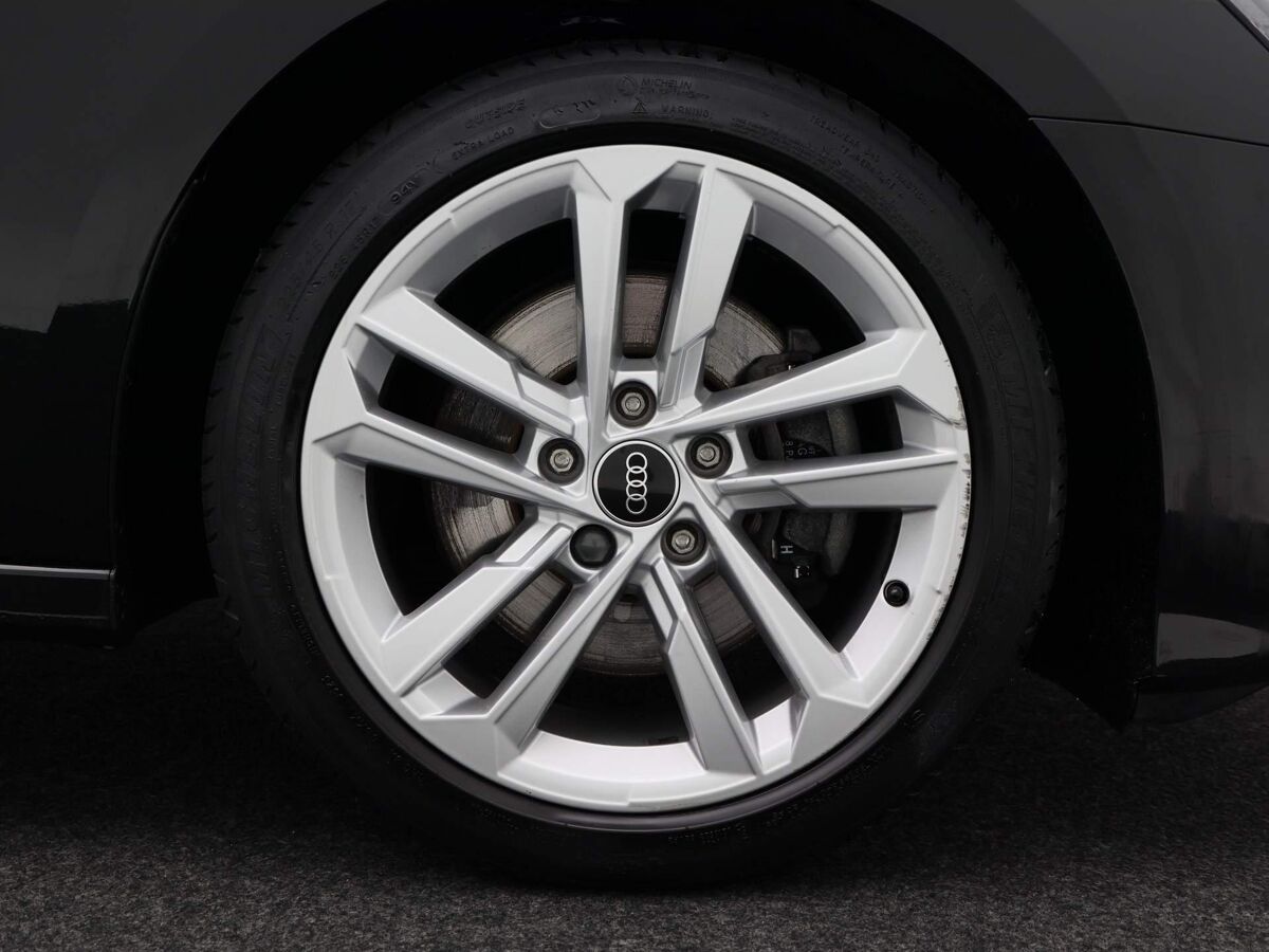 Audi A3 Limousine 35 TFSi 150 Pk Automaat Audi A3 Limousine 35 TFSi | 150 Pk | Automaat | Business edition | Full LED | Navigatie | 17 Inch | Sportstoelen | Privacy Glass