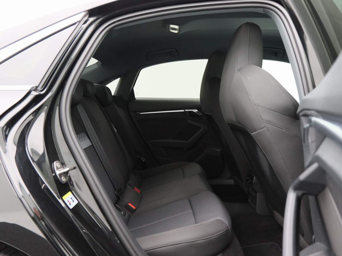 Audi A3 Limousine 35 TFSi 150 Pk Automaat Audi A3 Limousine 35 TFSi | 150 Pk | Automaat | Business edition | Full LED | Navigatie | 17 Inch | Sportstoelen | Privacy Glass