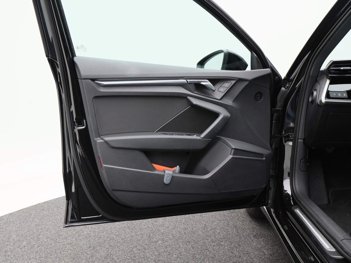 Audi A3 Limousine 35 TFSi 150 Pk Automaat Audi A3 Limousine 35 TFSi | 150 Pk | Automaat | Business edition | Full LED | Navigatie | 17 Inch | Sportstoelen | Privacy Glass