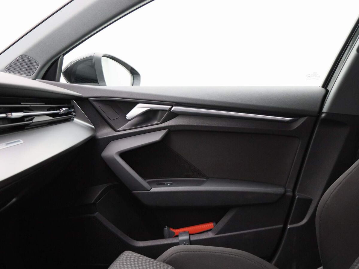 Audi A3 Limousine 35 TFSi 150 Pk Automaat Audi A3 Limousine 35 TFSi | 150 Pk | Automaat | Business edition | Full LED | Navigatie | 17 Inch | Sportstoelen | Privacy Glass