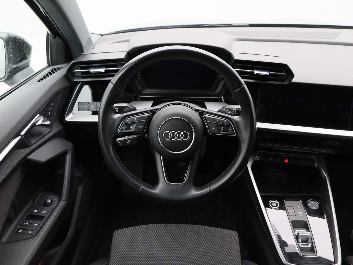 Audi A3 Limousine 35 TFSi 150 Pk Automaat Audi A3 Limousine 35 TFSi | 150 Pk | Automaat | Business edition | Full LED | Navigatie | 17 Inch | Sportstoelen | Privacy Glass
